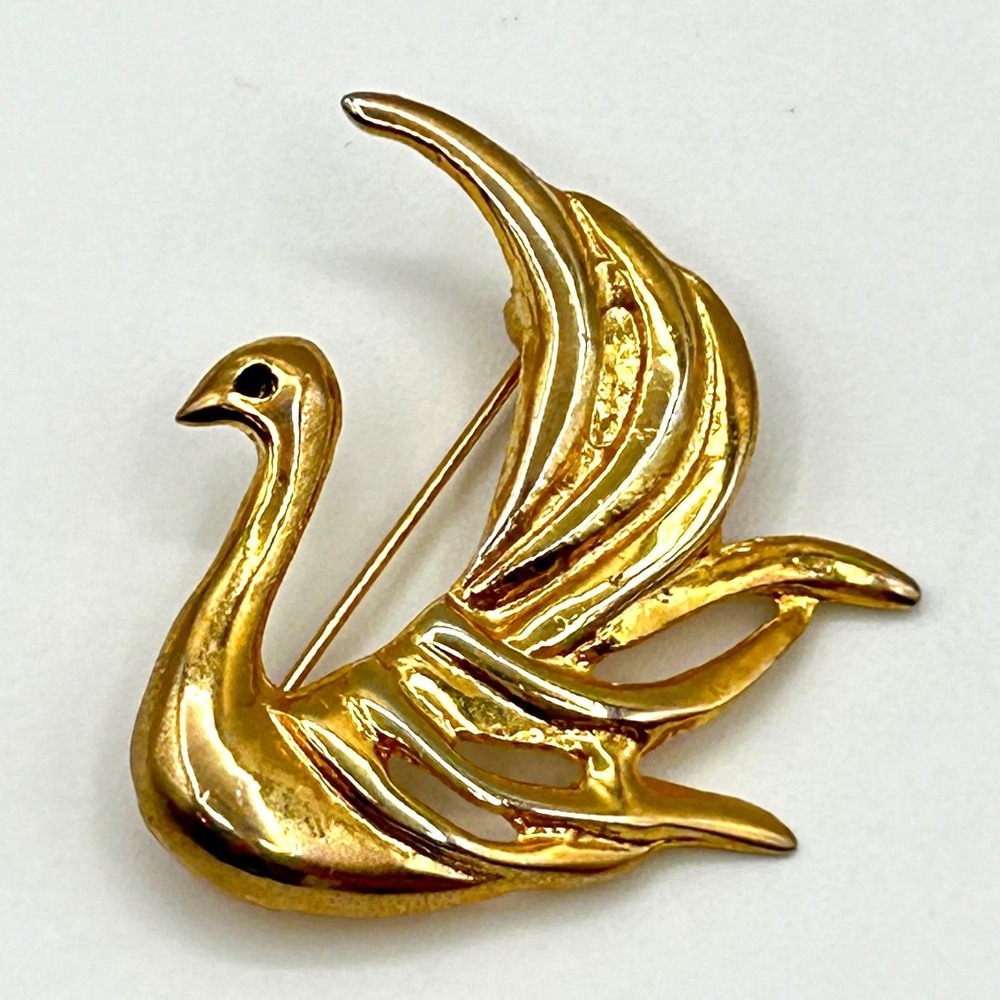 Vintage Swan Bird Brooch Pin Gold Tone Textured Wing Animal Jewelry 1.5 Inch